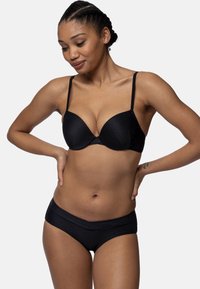 Melna krūštura un hipster apakšveļas komplekts, kas izgatavots no gludas auduma, ar stieni atbalsta, regulējamiem siksniņām un teksturētu dizainu.