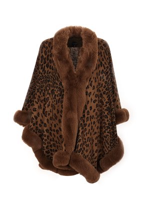 Poncho marron avec imprimé léopard, présentant un col et des bordures en fausse fourrure pelucheuse. Bords arrondis avec des accents en pompons. Texture douce.