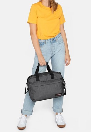 Harmaa kangaskannettava tietokoneen laukku, jossa on kaksinkertaiset kahvat, säädettävä olkahihna, etutasku, kestävä suunnittelu ja tekstuuripinta.