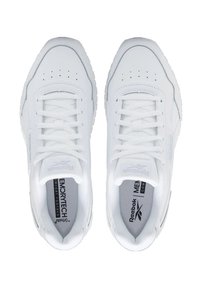 Zapatillas deportivas blancas con parte superior de cuero liso, diseño con cordones, lengüeta acolchada y plantilla acolchada para mayor comodidad.