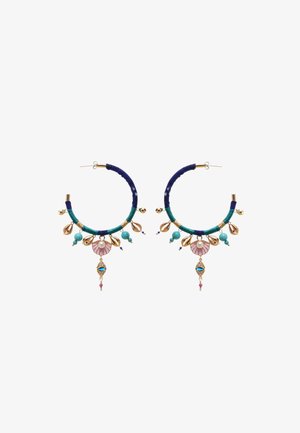 Boucles d'oreilles créoles avec un design bleu et vert agrémenté d'accents dorés, de détails floraux, de perles semblables à des perles et d'éléments suspendus.
