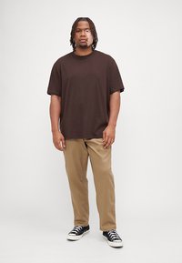 YOURTURN UNISEX - Základné tričko - dark brown