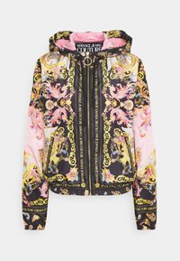 Kurtka z kapturem w czarnym i różowym satynie, ozdobiona wyszukanymi złotymi wzorami i logo Versace, z zamkiem z przodu i dwoma bocznymi kieszeniami.