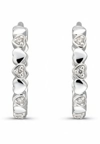 Orecchini a cerchio in argento con cuori alternati lucidi e testurizzati, alcuni dei quali decorati con piccole gemme rotonde trasparenti.