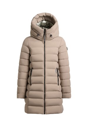 Geacă puffer bej cu guler înalt și glugă detașabilă. Prezintă secțiuni verticale matlasate și două buzunare laterale cu fermoar.