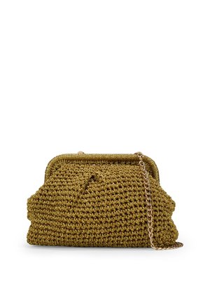 Bolso de crochet dorado con acabado texturizado, forma redondeada y una correa de cadena. Presenta una parte superior fruncida y un sutil brillo en el material.