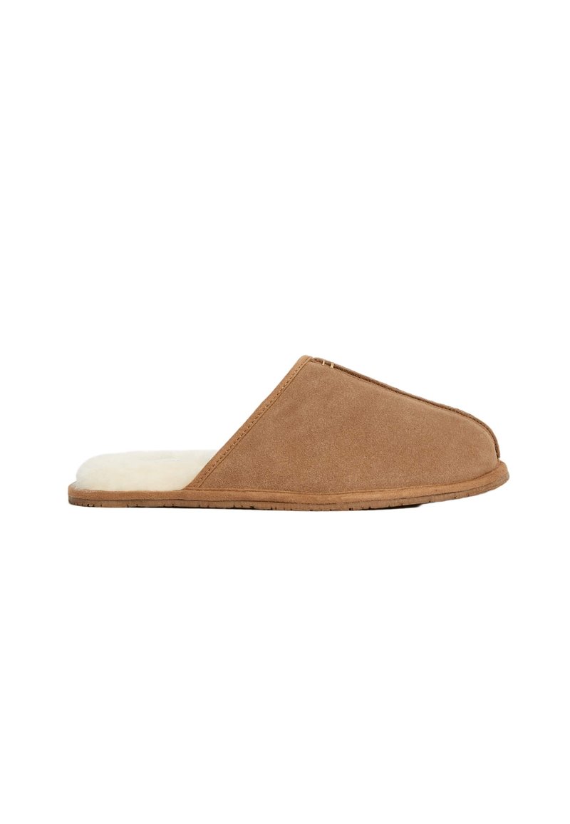 Pantofole in suede marrone con una morbida fodera in pelliccia beige, design a punta chiusa, suola piatta e dettagli di cucitura minimi lungo i bordi.
