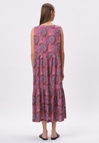 Różowa maxi sukienka bez rękawów w paisley z warstwowym dołem i kontrastującymi wzorami kwiatowymi; gładki materiał; luźny krój.
