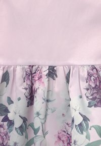 Rosa satintyg högst upp, övergår till en nederdel med blommönster i lila och vita blommor samt gröna blad; rynkade veck.