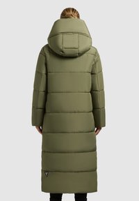 Garšs olīvu zaļš pūšamo mēteļu mētelis ar kapuci, ar quilted dizainu, bezšuvēm piedurknēm un logo birku kreisajā pusē.