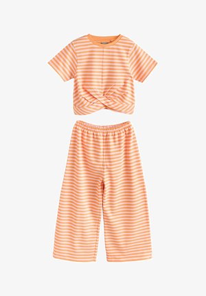 Kortærmet orange og hvidstribet cropped top med twist foran og matchende vidde bukser med elastisk talje.