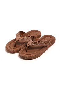 Chanclas marrones de goma texturada, con una correa decorada y una plantilla contorneada, diseñadas para la comodidad y el uso casual.