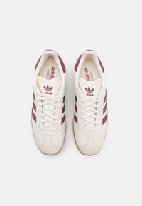 adidas Originals GAZELLE UNISEX - Tenisky - cloud white/shadow red