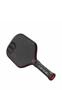 Zwarte en rode pickleball paddle van Wilson met een gevoerde grip en "Wilson" branding op de voorkant en het handvat.