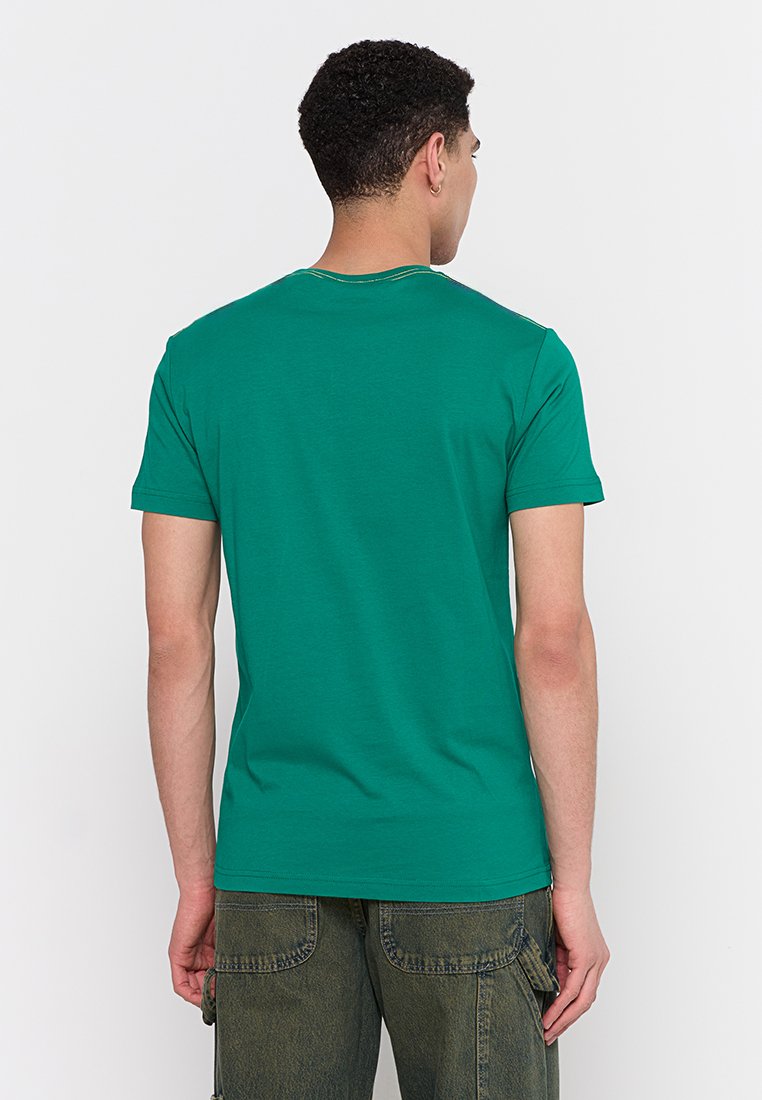 Camiseta de algodón verde con cuello redondo, mangas cortas y textura suave, vista desde la parte posterior. Sin logotipos ni patrones visibles.