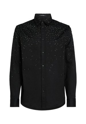 Chemise noire à manches longues avec boutons, ornée de petites décorations brillantes disséminées sur la partie supérieure de la poitrine, les épaules et les manches.