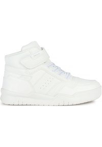 Basket montante blanche en cuir synthétique, avec fermeture à lacets, bride en Velcro, détails perforés sur les côtés, et semelle en caoutchouc.