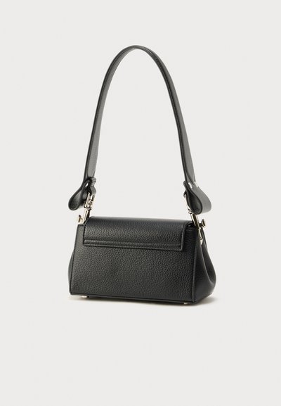 Μαύρη δερμάτινη γυναικεία τσάντα με υφή, στρογγυλεμένο σχήμα, κοντή λαβή και χρυσές μεταλλικές λεπτομέρειες για το κλείσιμο και την προσαρμογή.