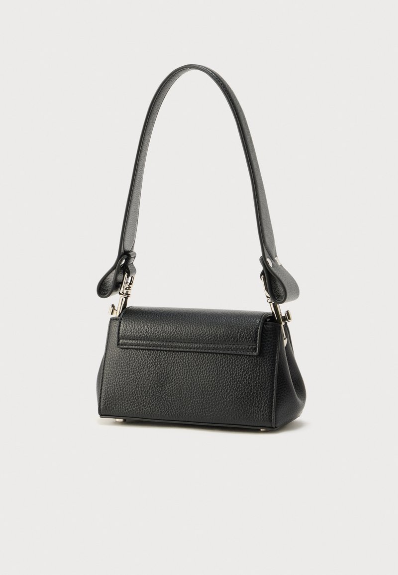 Sac à main en cuir noir avec une finition texturée, une forme arrondie, une poignée courte et des accents en métal doré pour la fermeture et la fixation.