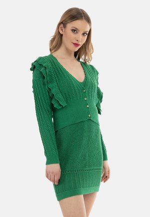 Rochie tricotată verde cu decolteu adânc în V, mâneci volate și închidere cu nasturi. Model texturat cu o siluetă ajustată și accente cu nervuri.