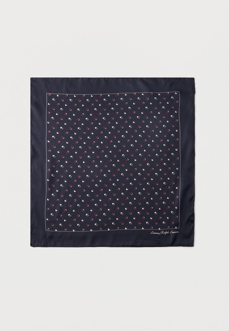 Granatowy kwadratowy szalik z drobnym wzorem białych i czerwonych geometrycznych kształtów oraz cienką białą obwódką wzdłuż krawędzi.