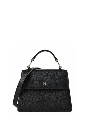 Schwarze strukturierte Lederhandtasche mit Henkel oben, abnehmbarem Schulterriemen und kleinem silbernem Logo auf der Vorderklappe.