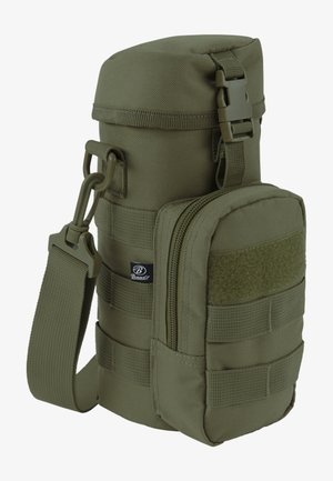 Olíva zöld, tartós szövetből készült hengeres tasak, tetején zárható, oldalsó cipzáras zsebbel, hordozófüllel és állítható pánttal.