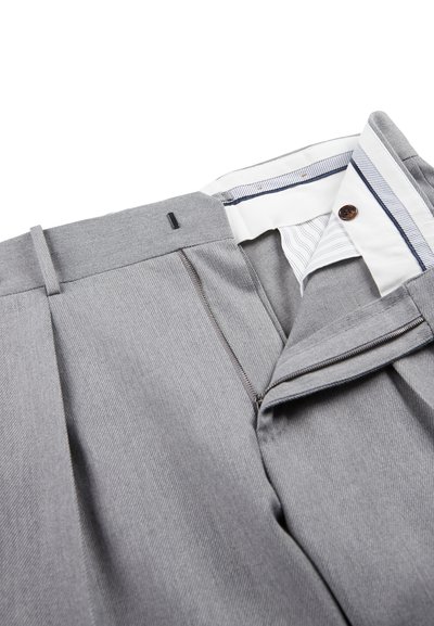 Grijze broek met open rits, knoop en tailleband die gestreepte voering en ceintuurlussen toont op een witte achtergrond.