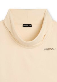 Maglione a collo alto beige con logo "FREDDY" sul petto e un'etichetta nera del marchio cucita all'interno del colletto.