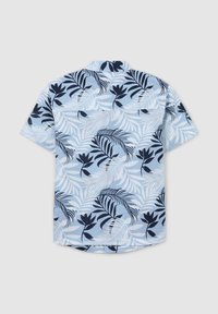 Camicia a maniche corte realizzata in tessuto azzurro chiaro con un motivo di foglie tropicali blu scuro, con colletto e orlo curvo nella parte inferiore.