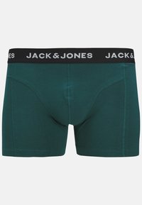 Boxers cortos de algodón verde con una cinturilla elástica negra que presenta el logo blanco "JACK & JONES". Textura suave, diseño ajustado y sin patrones visibles.