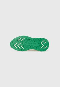Groene rubberen sneakerzool met een getextureerd zigzagloopvlak, voorzien van witte accenten en het Lacoste-logo in het midden geperst.