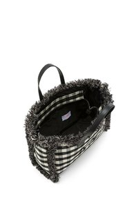 Borsa a scacchi bianca e nera con una texture soffice, tracolla singola e interno nero. Include un'etichetta del marchio all'interno.