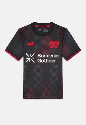 Zwart voetbalshirt met rode accenten, voorzien van een gemêleerd patroon, ronde hals en logo's van New Balance en Bayer 04 Leverkusen.
