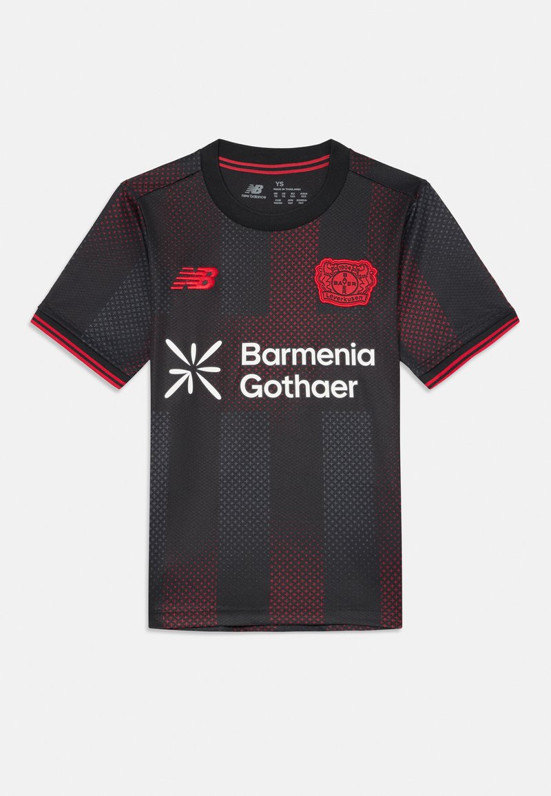 Čierny futbalový dres s červenými akcentmi, s textúrovaným vzorom, okrúhlym výstrihom a logami New Balance a Bayer 04 Leverkusen.