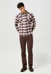 Wrangler GREENSBORO - Vaqueros rectos - mahogany
