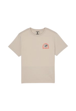 Beige T-shirt met korte mouwen met een kleine voorste borstafbeelding van een panda die een bril draagt en rode tekst "Drips & Splatters" erboven.