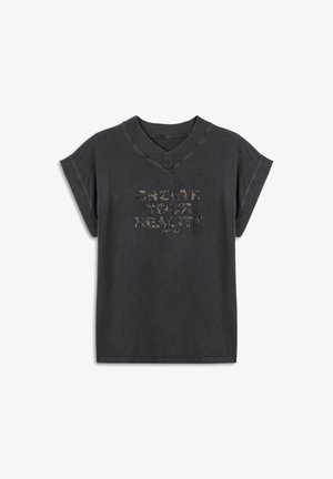 T-shirt gris en mélange de coton avec des manches courtes roulées et un col en V. Présente un graphique texturé avec une lettre sombre indiquant "CRÉEZ VOTRE RÉALITÉ."