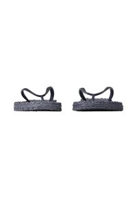 Paar schwarze Flip-Flop-Sandalen mit gewebten, strukturierten Sohlen und dünnen Riemen, von vorne auf weißem Hintergrund gezeigt.