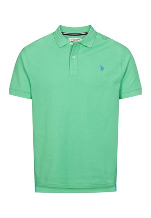 Zaļš kokvilnas polo krekls ar apkakli, divu pogu atvērienu, īsām piedurknēm un nelielu zilu logotipu krūtīs. Zilas detaļas apakšmalā.