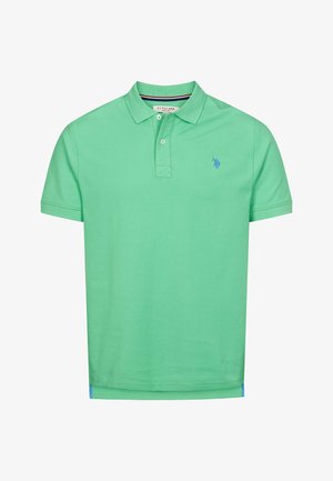Polo en coton vert avec col, patte à deux boutons, manches courtes, et petit logo bleu sur la poitrine. Détails bleus à l'ourlet.