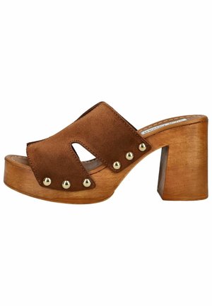 Bruine suède open-teen mule met gouden studs, houten plateauzool en dikke hoge hak.