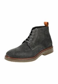 Botas de tobillo de ante gris con una suela de cuero marrón cosida, que cuentan con seis ojetes para los cordones y un asa de cuero marrón en el talón para facilitar su uso.