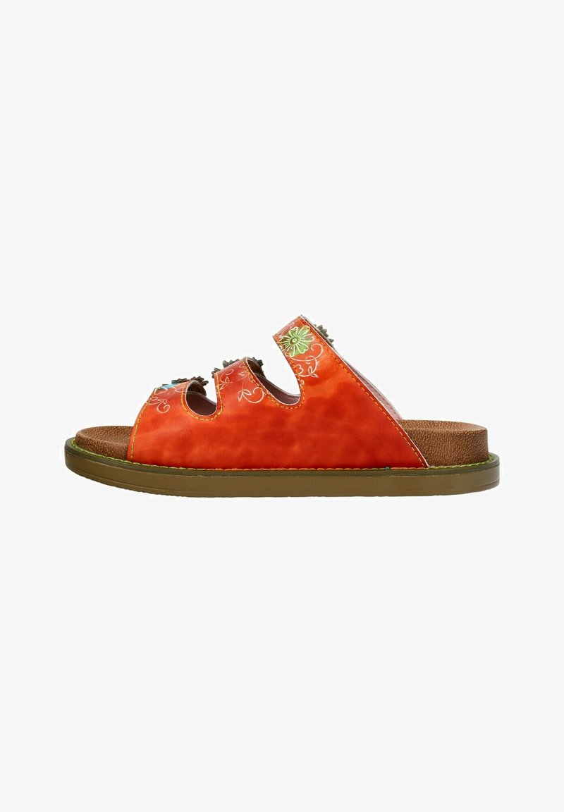 Sandale orange à bout ouvert avec trois brides découpées, broderie florale, semelle intérieure marron rembourrée et semelle extérieure plate verte.