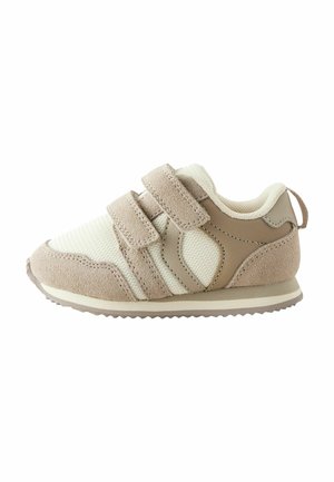 Beżowe sneakersy dziecięce z siateczki i zamszu, z dwoma paskami na rzepy, z teksturowaną podeszwą oraz okrągłym czubkiem.