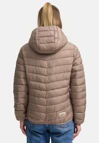 Bruine pufferjack met een capuchon, voorzien van een doorgestikt ontwerp en een label op de onderrand. Het materiaal heeft een gladde, glanzende textuur.