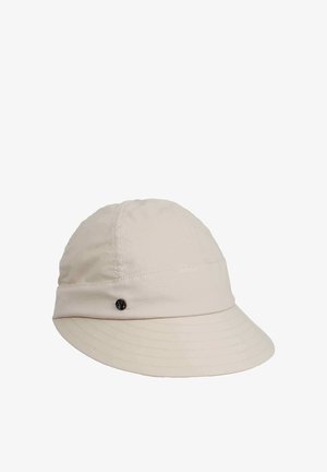 Chapeau seau beige en tissu léger, avec un bord cousu et un petit logo noir sur le côté.