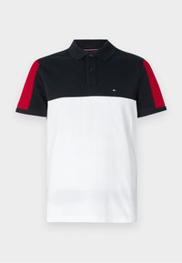 Polo skjorte med svart krage og ermer, hvit kropp og røde detaljer på skuldrene. Har to knapper og logo detaljer.