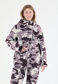 Kamoflaažisukset, tummades tona sinisistä, purpurasta ja valkoisesta, joissa on huppu, vetoketjullinen tasku ja tarranauhat. Tasainen, vedenpitävä materiaali.