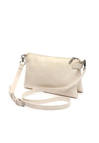 Svetlo béžová kožená crossbody taška so zipsom, nastaviteľným popruhom a plochým, obdlžníkovým tvarom. Má minimalistický dizajn a hladkú textúru.